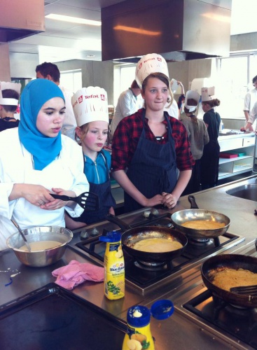 Groep 8 bakt pannenkoeken